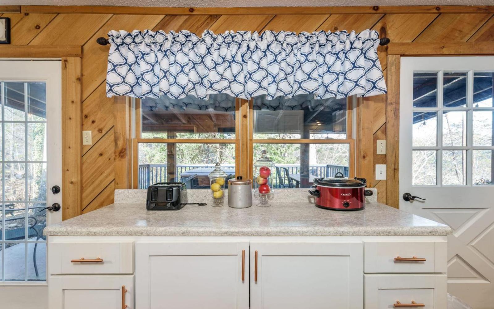 Wooded Bliss Hot Tub Single Level Cabin With No Steps Rocking Chairs And Wooded Views 비둘기 포지 외부 사진